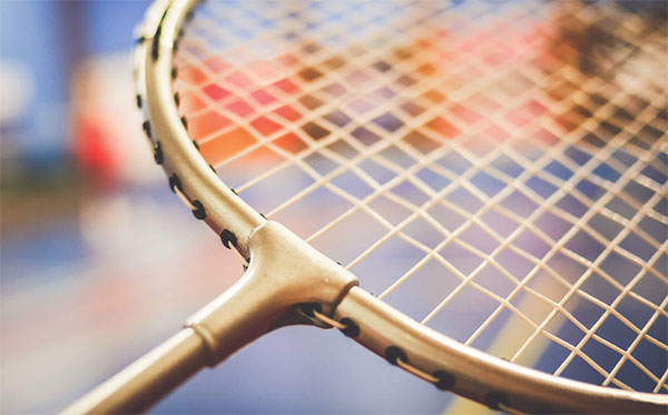 羽毛球線的什么特性讓它彈力更勝一籌？